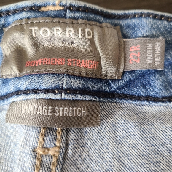 Torrid Boyfriend Straight women's blue jeans distressed with stretch - Picture 9 of 10